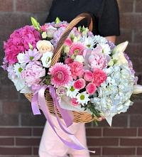 Цветочная композиция из Розы, Хризантемы, Пионы и Лизиантусы в корзине в Завьялово