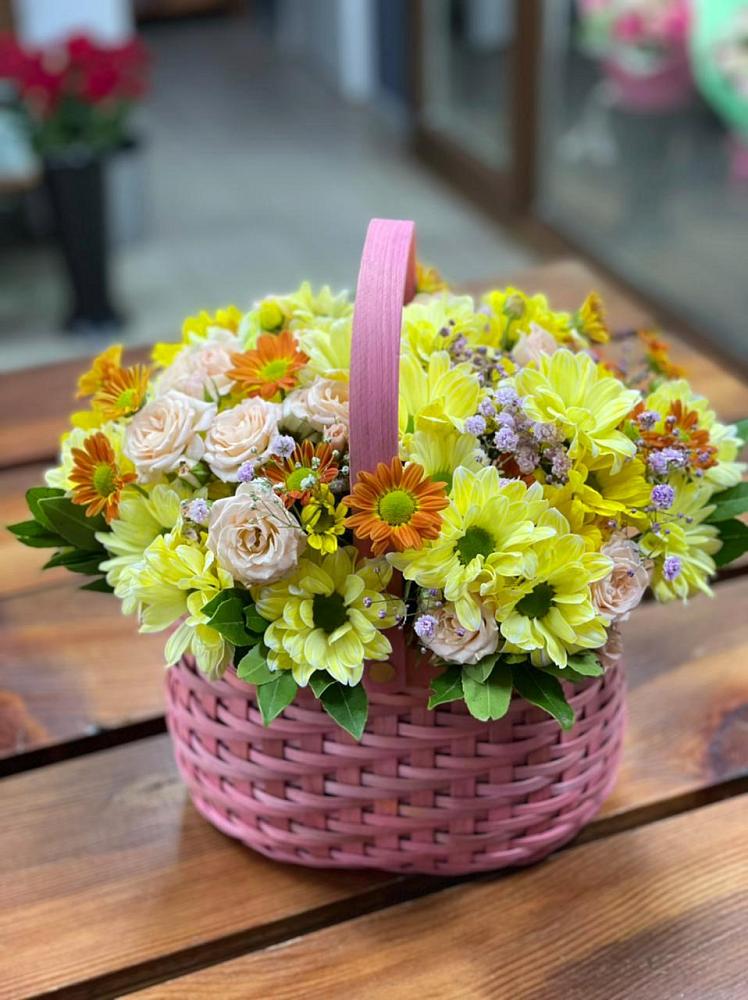 Цветочная композиция из Хризантемы и Розы в корзине в Завьялово