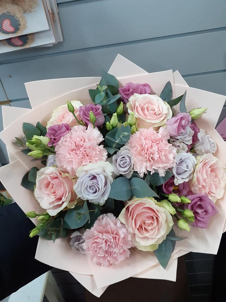 Букет цветов из: Розы, Гвоздики и Лизиантусы в Завьялово